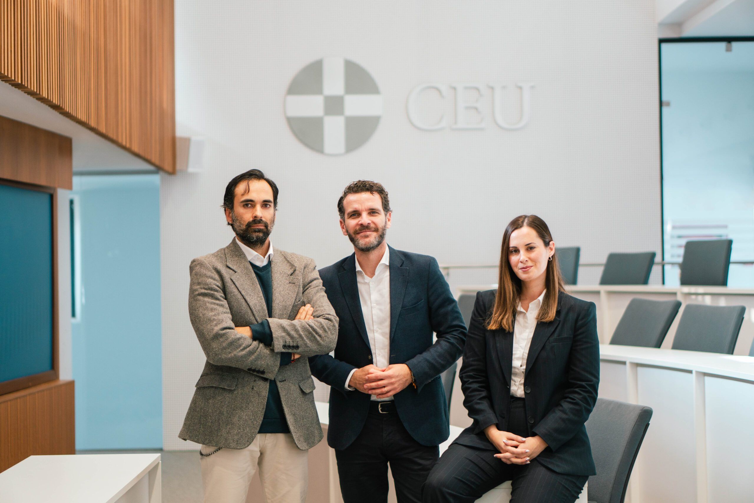 El equipo directivo de AOM Comunicación y Marketing, compuesto por Adrián García (director ejecutivo), Andrés Ortiz Moyano (CEO) y Fátima Brenes (CMO), liderando la estrategia de crecimiento de la consultora.