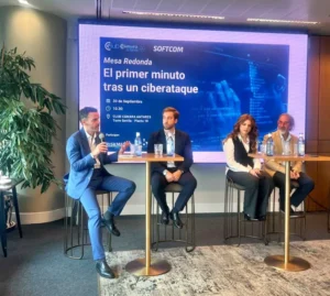 Andrés Ortiz Moyano, CEO de AOM Comunicación y Marketing, interviniendo en la mesa redonda El primer minuto tras un ciberataque en Club Cámara Antares junto a los demás ponentes.