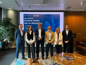 Foto de grupo de los ponentes de la mesa redonda sobre ciberataques, incluyendo a Andrés Ortiz Moyano, Natalia Sosa, Adrián Feliú, Antonio Gil y Lola Carranza.